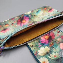 Reiseetui mit Blumenmuster